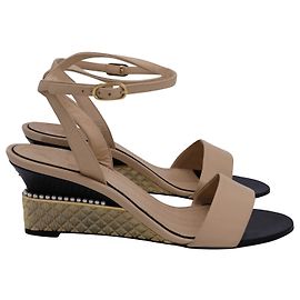 Espadrilles compensées à logo CC entrelacé Chanel en cuir beige Beige