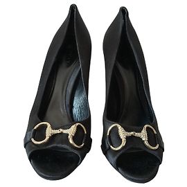 Gucci Horsebit High Heels aus schwarzer Seide offen Schwarz