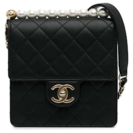 Chanel-Bolsa Chanel preta pequena chique com aba de pérolas-Preto