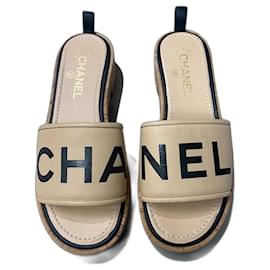 Chanel-Chinelos de salto alto Chanel em cortiça e couro.-Preto,Bege