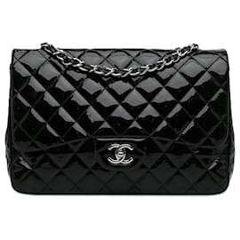 Chanel-Bolso con solapa única de charol clásico jumbo negro de Chanel-Negro