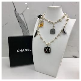 Chanel-CC 94A Logo Cosmetici Trucco Ciondoli Perle Collana Sfilata Scatola-Multicolore