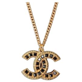 Chanel-Collana nera con logo CC A15C, dettagli in oro, cristalli, con scatola e ricevuta.-D'oro