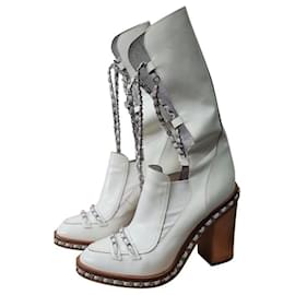 Chanel-Stivali in vitello con tacco Chanel 2013 in pelle verniciata bianca con catena.-Bianco