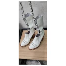 Chanel-Botas de tacón de cuero blanco de charol Chanel 2013 con cadena.-Blanco
