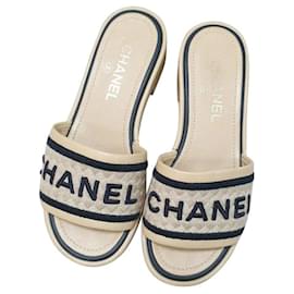 Chanel-Chanel 2021 Chinelos com Logotipo CC Entrelaçado-Bege