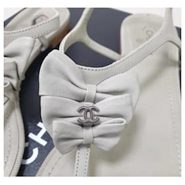 Chanel-Sandálias de salto Chanel Thong CC com logo slingback.-Cinza