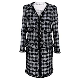 Chanel-Jaqueta e saia de tweed preto com botões de joia CC por 12 mil dólares.-Preto
