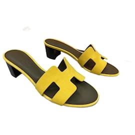 Hermès-Sandalias Hermes Oasis con tacones emblemáticos de la Maison en cabritilla de ante, Filo crudo-Amarillo