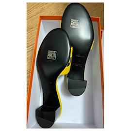 Hermès-Hermès-Oasis-Sandalen mit ikonischen Absätzen der Maison aus Ziegenveloursleder, Raw Schnittkante-Gelb