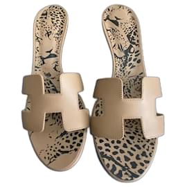 Hermès-Sandalias Hermes Oasis en estampado de leopardo. Color galleta.-Beige