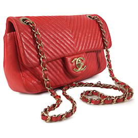 Chanel-Chanel Rote mittelgroße, geknitterte Kalbsleder-Steppung mit Chevron-Medaillon und Überschlagklappe-Rot