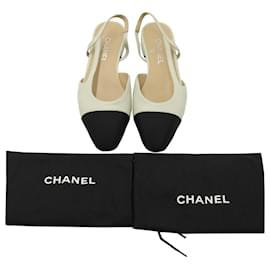 Chanel-Chanel Interlocking CC Logo Slingback Flats aus cremefarbenem Lammleder-Weiß,Roh