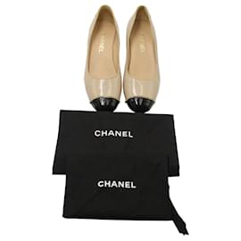 Chanel-Chanel Chain Detail Cap Toe Mid Heel Pumps in Beige Leather-Flesh