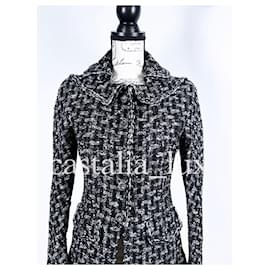 Chanel-Veste en tweed noire avec boutons CC à 9 000 $.-Noir