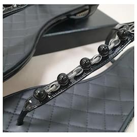 Chanel-Sandalias de tanga con cadena de cuentas negras de Chanel.-Negro