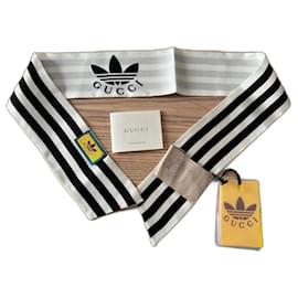 Gucci-Schönes Tuch von Gucci x Adidas.-Weiß