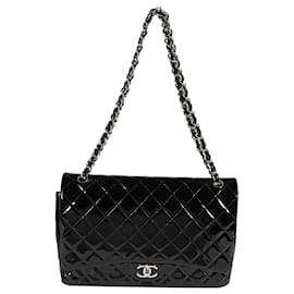 Chanel-Bolso con solapa con forro clásico de charol acolchado negro de Chanel-Negro