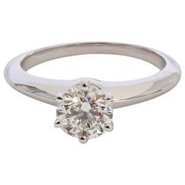 Tiffany & Co-TIFFANY & CO. Anello di fidanzamento con diamante solitario in platino H VS1 0.88 ctw-Argento,Metallico