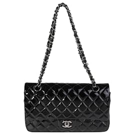 Chanel-Bolso con solapa con forro clásico mediano de charol acolchado negro de Chanel-Negro
