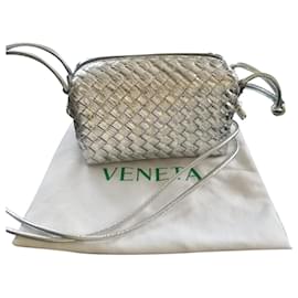Bottega Veneta-Bolsa para câmera Mini Loop Bottega Veneta em couro de pele de cordeiro prateado-Cinza