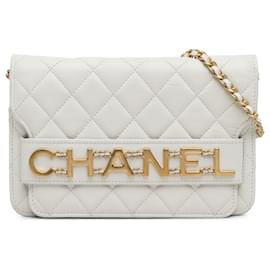 Chanel-Carteira Chanel Branca com Aba Acorrentada em Bolsa Crossbody com Corrente-Branco