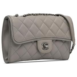 Chanel-Bolsa Chanel Mini Bolsa Crossbody com Aba de Pele de Cordeiro Cinza-Outro