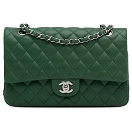 Chanel-Bolsa de ombro com aba verde Chanel média clássica forrada de pele de cordeiro-Verde