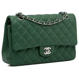 Chanel-Bolsa de ombro com aba verde Chanel média clássica forrada de pele de cordeiro-Verde