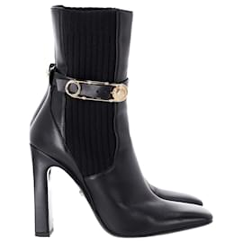 Versace-Versace – High Heel-Stiefel mit Sicherheitsnadel aus schwarzem Leder-Schwarz