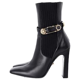 Versace-Versace – High Heel-Stiefel mit Sicherheitsnadel aus schwarzem Leder-Schwarz