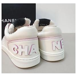 Chanel-Zapatillas bajas Chanel 21P de cuero blanco y rosa.-Blanco