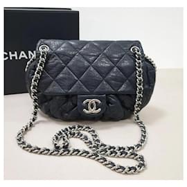 Chanel-Bolso de solapa con cadena grande de Chanel.-Negro
