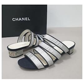 Chanel-Chanel 2018 Sandálias Mules com Logotipo CC Entrelaçado-Prata