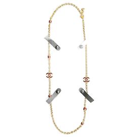 Colar longo dourado da CHANEL com detalhes em esmalte CC Marrom Dourado