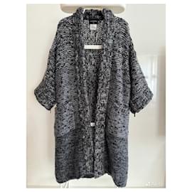 Chanel-Manteau cardigan oversize avec boutons CC à 8 000 $.-Gris