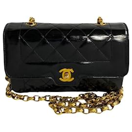 Chanel-Gesteppte Umhängetasche aus Lackleder mit CC-Klappe-Schwarz