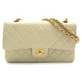 Chanel-Mittelgroße klassische gefütterte Überschlagtasche-Weiß