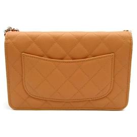 Chanel-CC Quilted Caviar Wallet an Kette-Orange