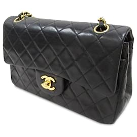 Chanel-Bolsa de ombro com aba preta Chanel pequena clássica forrada de pele de cordeiro-Preto