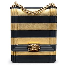 Chanel-Borsa a tracolla con patta Chanel Paris-New York North South Boy color oro-D'oro