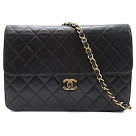 Chanel-Bolsa de ombro Chanel CC preta acolchoada em pele de cordeiro com aba única-Preto