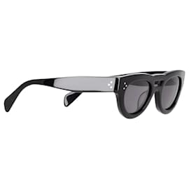 Céline-Diese Sonnenbrille zeichnet sich durch eine schicke und zeitlose Cat-Eye-Form aus, die jedem Outfit einen Hauch von Weiblichkeit und Eleganz verleiht.-Schwarz