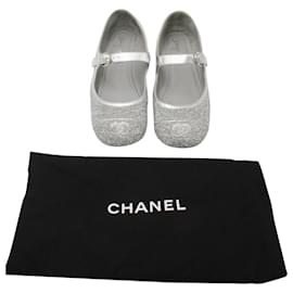 Chanel-Zapatos planos Mary Jane con puntera estilo gorra CC de Chanel en purpurina plateada-Plata,Metálico