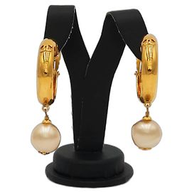 Orecchini a cerchio vintage Chanel Coco bianchi con perle. Gold hardware