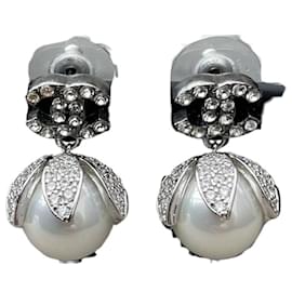 Chanel-Pendientes de perlas CC-Plata