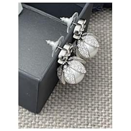 Chanel-Boucles d'oreilles en perles de culture.-Argenté