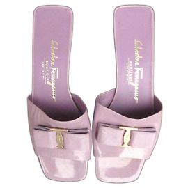 Salvatore Ferragamo Mules Vara Schleife Lavendel Lackleder Lavendel