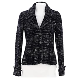 Chanel-Veste en tweed noir avec boutons en CC à 9 000 $.-Noir