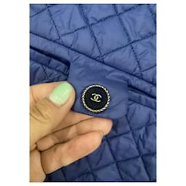 Chanel-Gilet in tweed con dettagli trapuntati sui bottoni CC-Multicolore